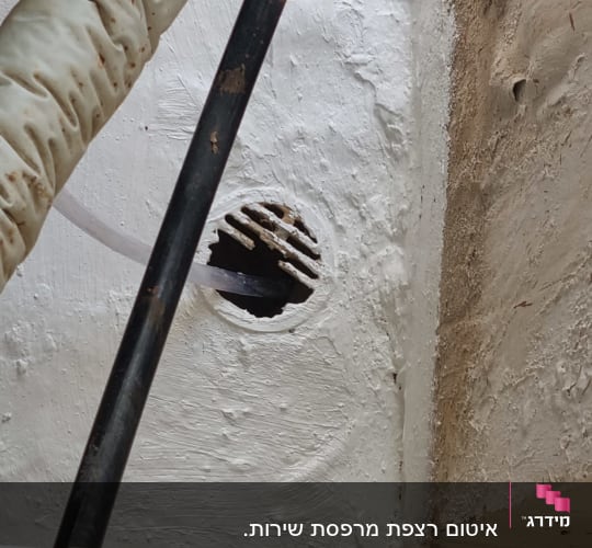 צינור עובר דרך חור בקיר אטום